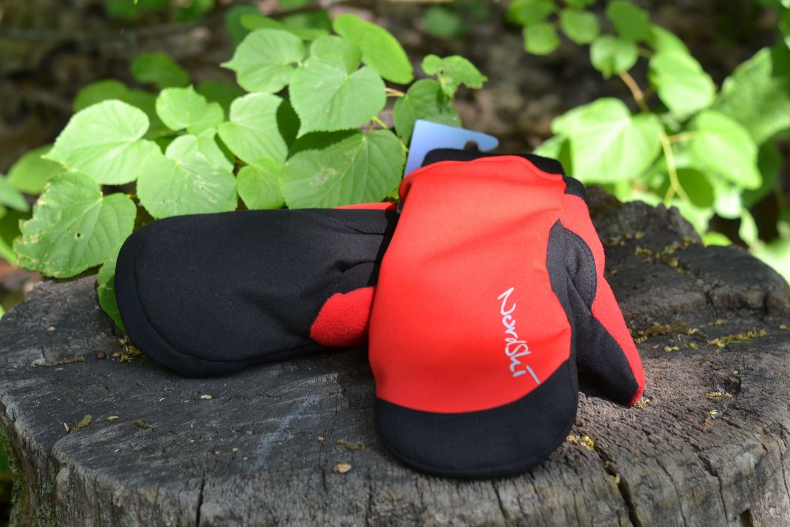 Варежки Nordski Jr. Arctic red/black WS размер 5-L (D1)